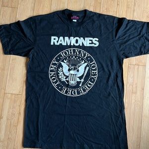 Ramones black concert tee - size L